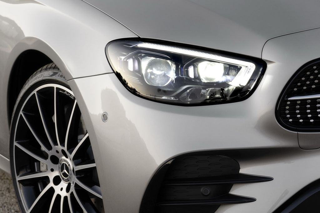 Den pha Mercedes Benz E Class 2021 Xesang net - Đ&aacute;nh gi&aacute; xe Mercedes E Class 2025: Sang chảnh v&agrave; nhiều c&ocirc;ng nghệ