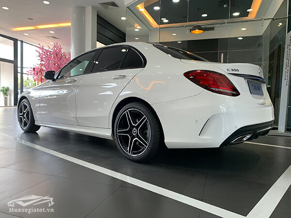 den hau xe mercedes c300 amg 2020 muaxegiatot com 3 - Đ&aacute;nh gi&aacute; xe Mercedes C300 AMG 2025, hấp dẫn & đ&aacute;ng tiền