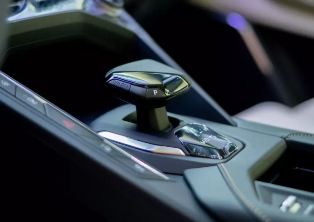 lynk co 06 10 640x454 1 - Lynk & Co 06 gi&aacute; lăn b&aacute;nh khuyến m&atilde;i, Đ&aacute;nh gi&aacute; th&ocirc;ng số kỹ thuật