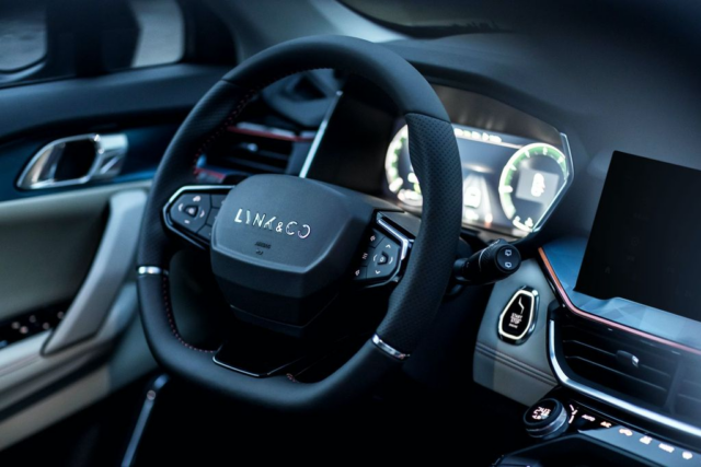 lynk co 06 6 640x427 1 - Lynk & Co 06 gi&aacute; lăn b&aacute;nh khuyến m&atilde;i, Đ&aacute;nh gi&aacute; th&ocirc;ng số kỹ thuật