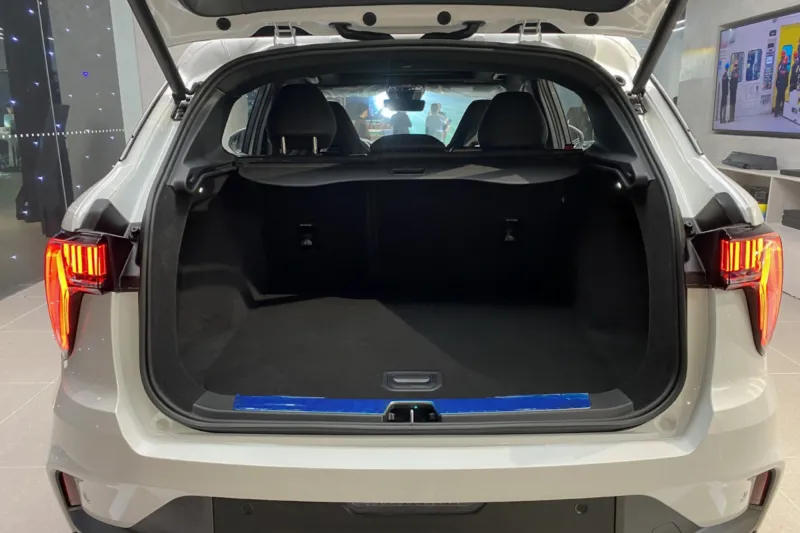 danh gia xe lynk co 01 12 800x533 2 - Lynk & Co 01 2025 gi&aacute; lăn b&aacute;nh khuyến m&atilde;i, Đ&aacute;nh gi&aacute; th&ocirc;ng số kỹ thuật